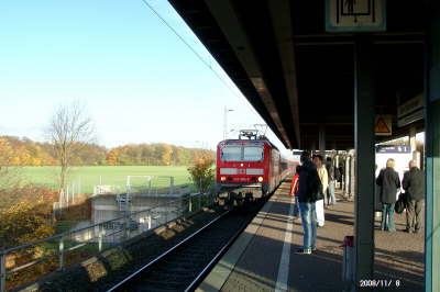 08.11.2008:  ... die S-Bahn fhrt ein,